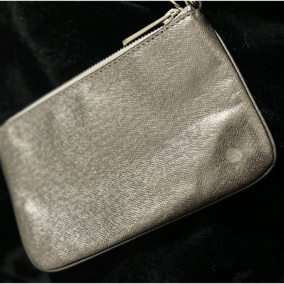 MICHAEL KORS GOLDTONED AUTHENTIC WRISTLET/PURSE Hand bag. - Picture 11 of 14